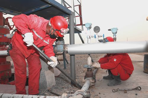 中石化员工战高温酷暑 奋力跑出增储上产 加速度